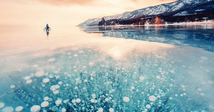 Prelepo Bajkalsko jezero mehurići ispod leda od metana