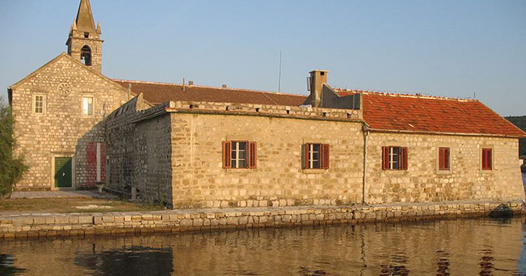 Gospa od Milosti crkva na ostrvu