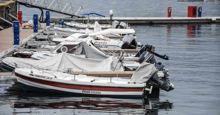 Beli brodovi u luci u gradu Kavala