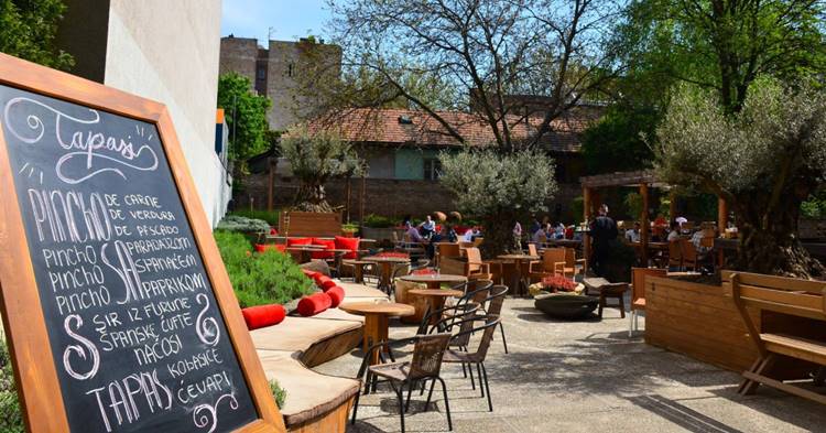 Epigenia Wine and Tapas Bar u Resavskoj ulici u Beogradu bašta
