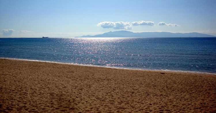 Pogled na more i plažu u Kavali