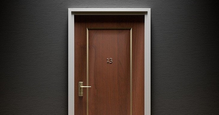 Drvena vrata sa brojem 13