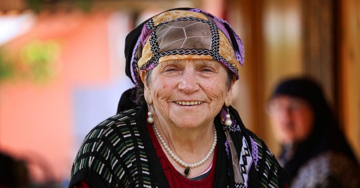 Stara nasmejana baka sa šarenom maramom