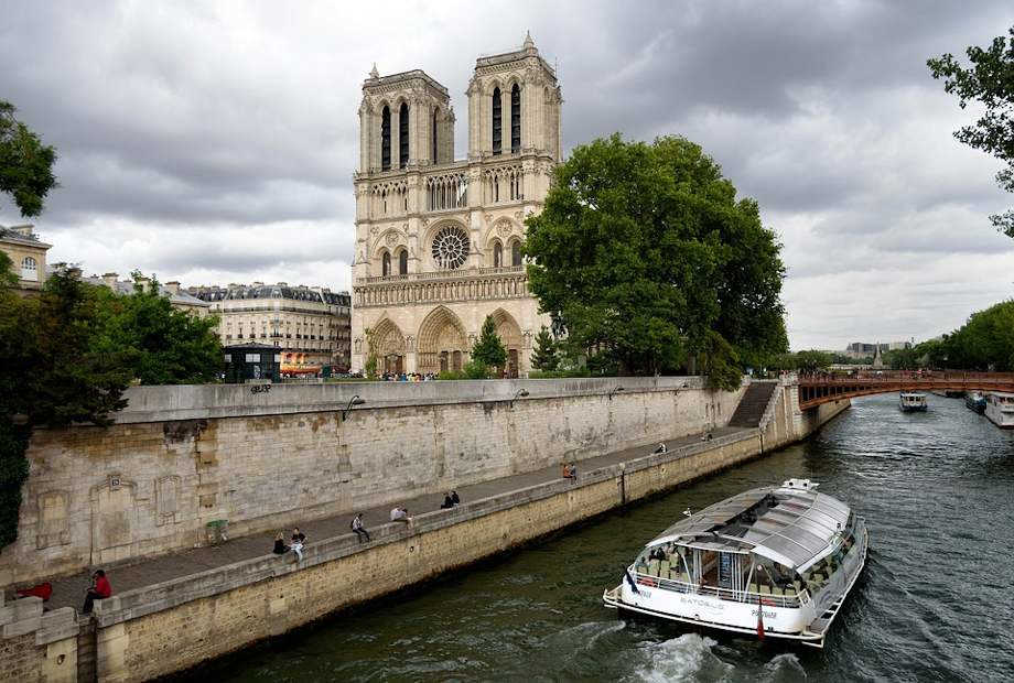 Notre Dame pored reke
