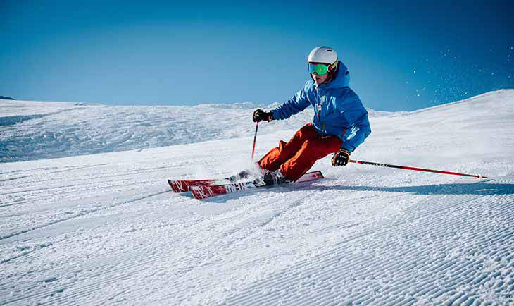 Spust skijaša na ski stazi