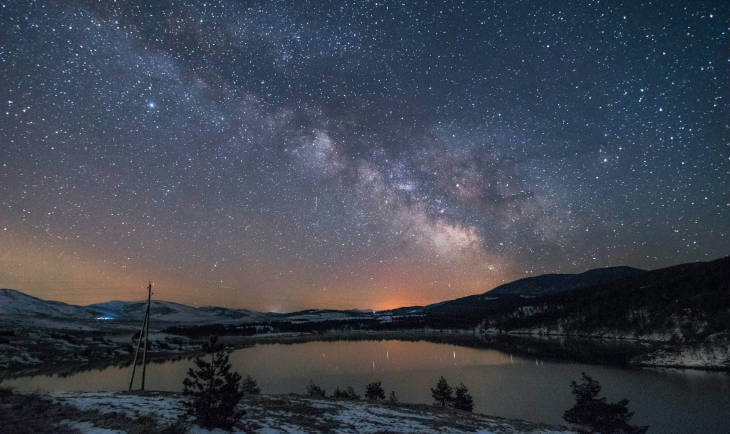 Zlatiborsko jezero noću sa zvezdanim nebom