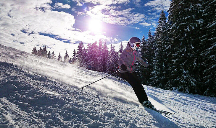 Čovek se spušta skijaškom stazom