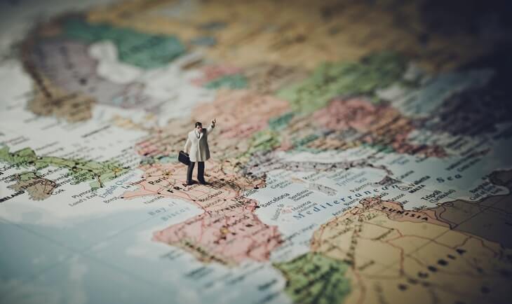 prikaz karte sveta i male figure čoveka