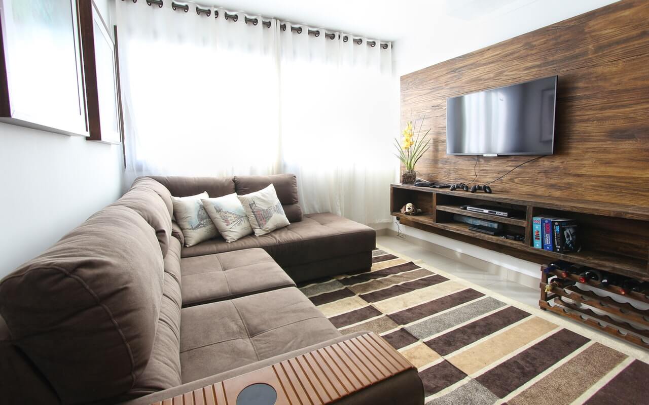 enterijer apartmana u toplim, zemljanim bojama