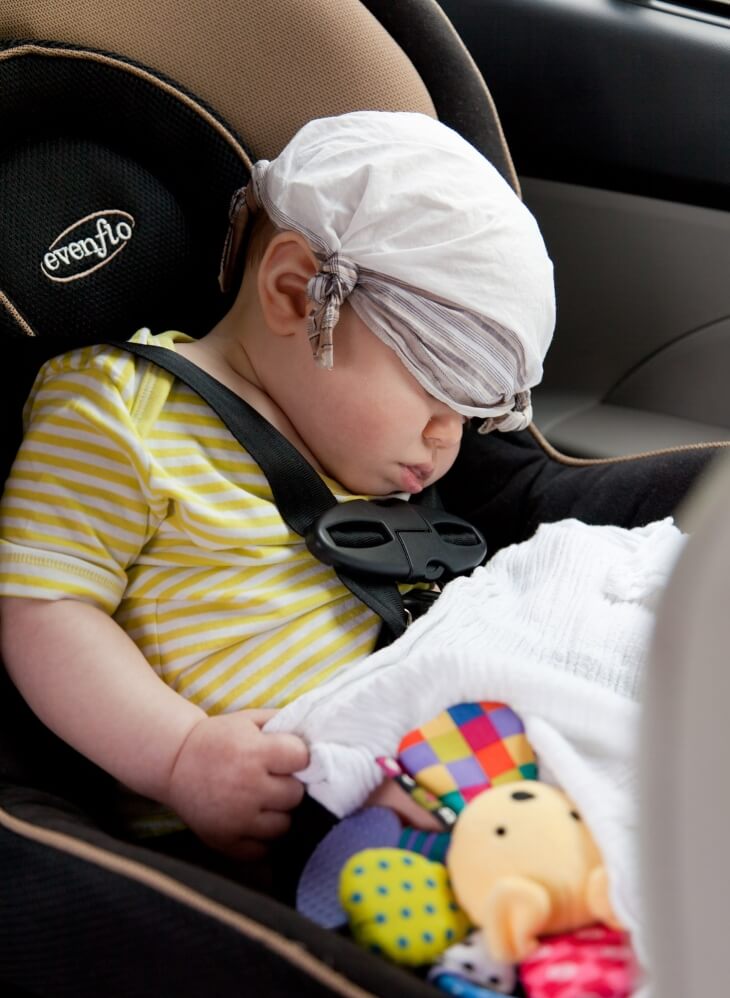 beba spava u autosedistu