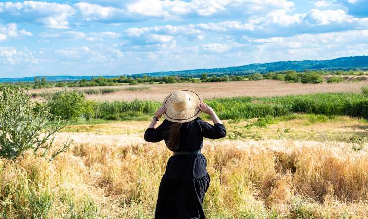 Žena sa šeširom na polju