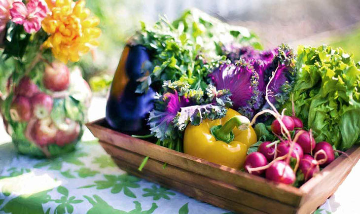 Cveće i povrće u korpi