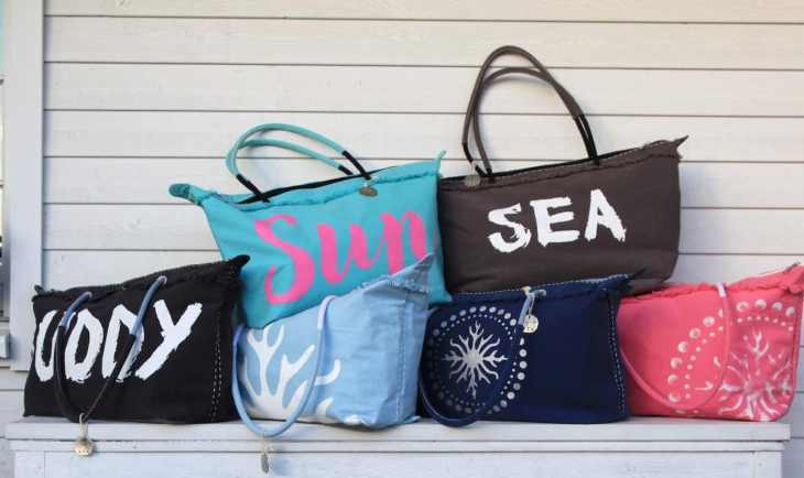 Torbe za plažu poređane ispred zida