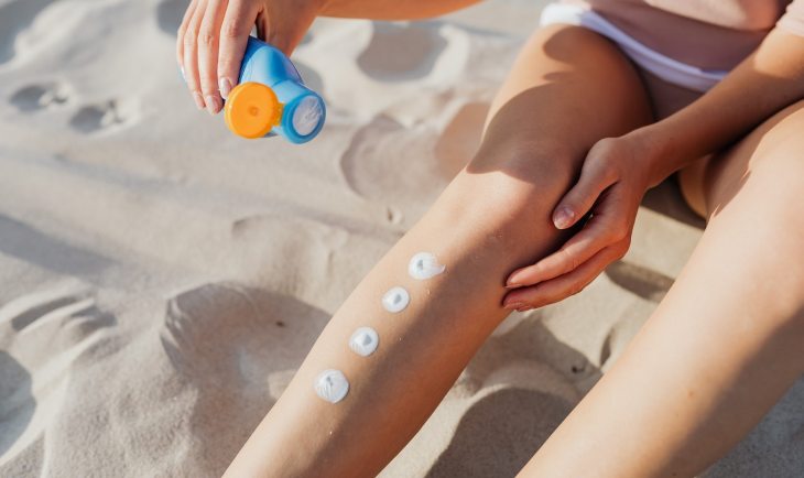 nanošenje spf kreme na noge