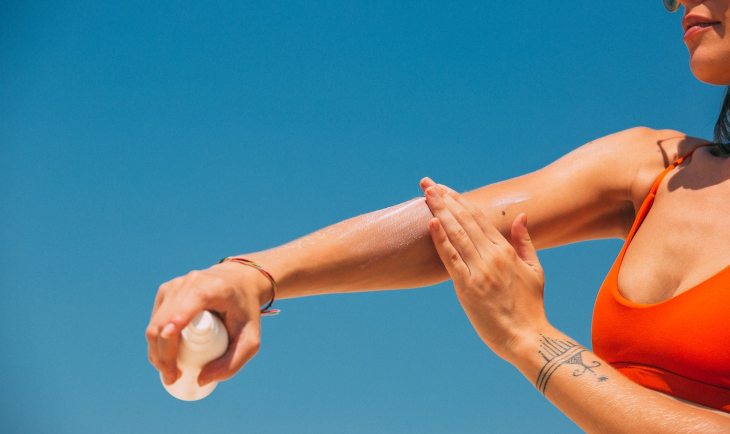 Nanošenje spf kreme na ruke