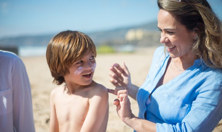 majka nanosi spf kremu na dete