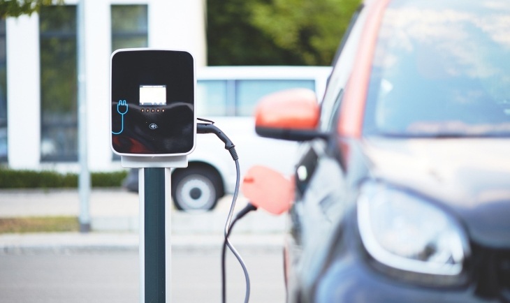 Električna pumpa i auto koji se puni.