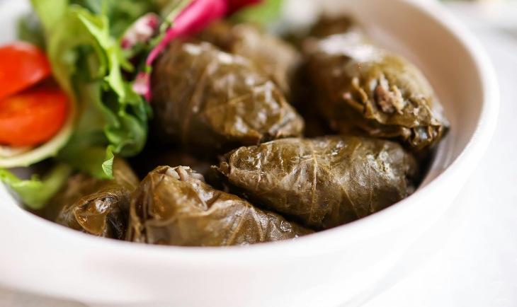Sarme u beloj činiji na stolu