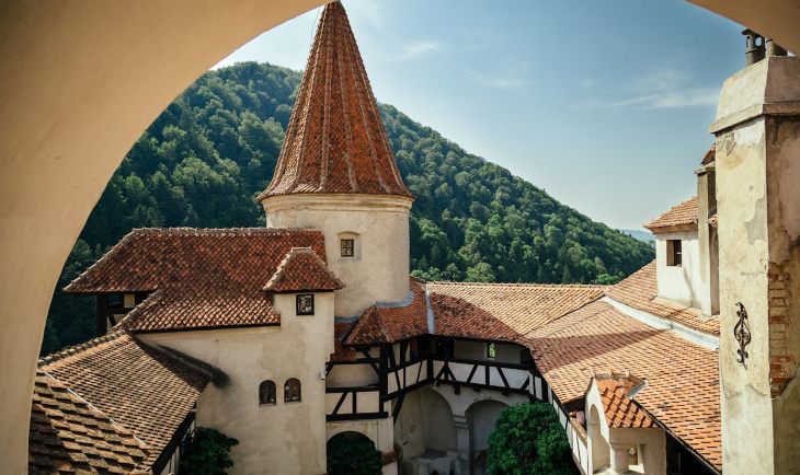 Pogled na Drakulin dvorac okružen šumovitom planinom