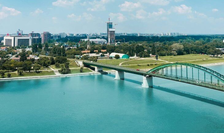 Železnički most i pogled na Novi Beograd.
