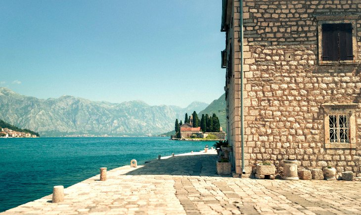 Kamena kuća pored mora u Crnoj Gori.