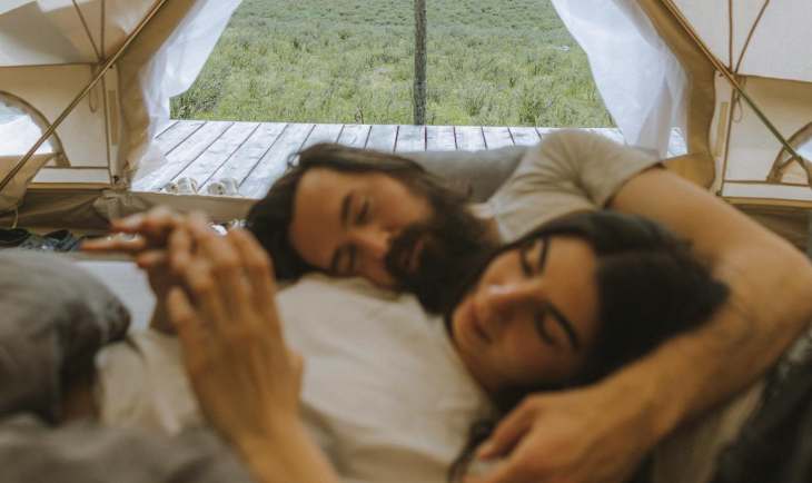Dečko i devojka leže u šatoru.