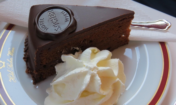 Parče Saher torte na tanjiru.