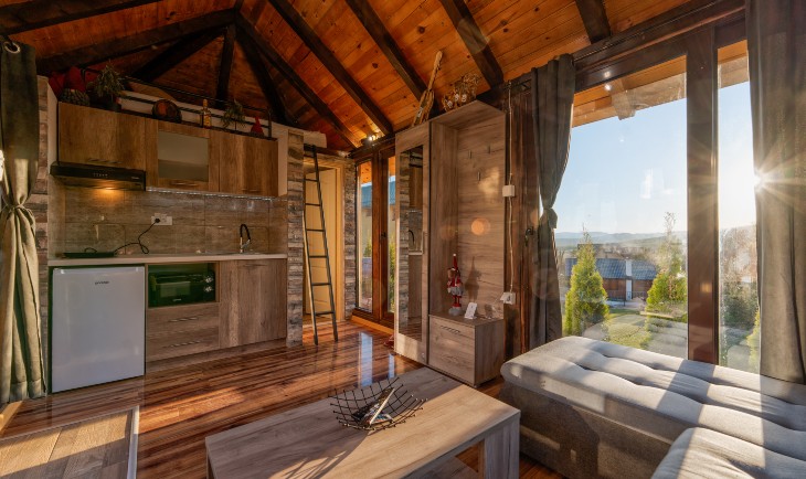 Unutrašnjost brvnare sa pogledom na brdo.