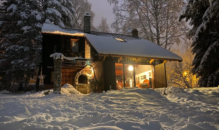 Brvnara u sumi, dubok sneg oko nje.