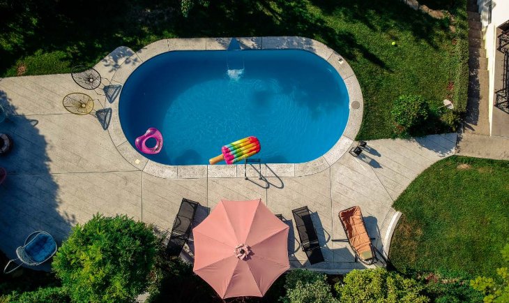 Smeštaj sa bazenom iz ptičije perspektive.