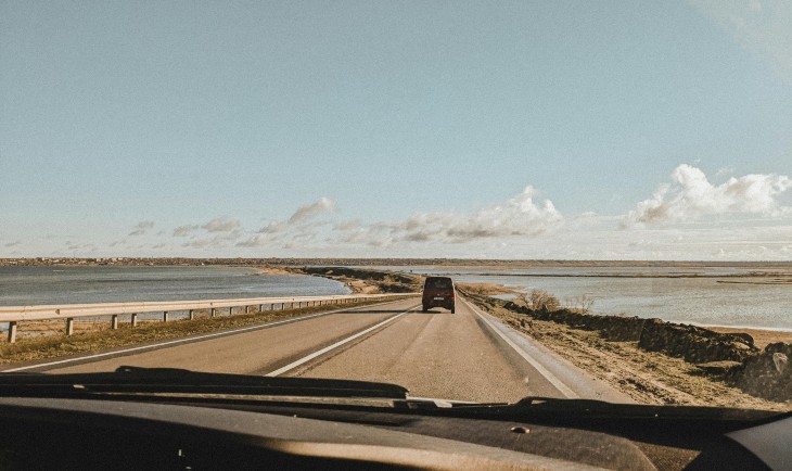 Automobil vozi po putu