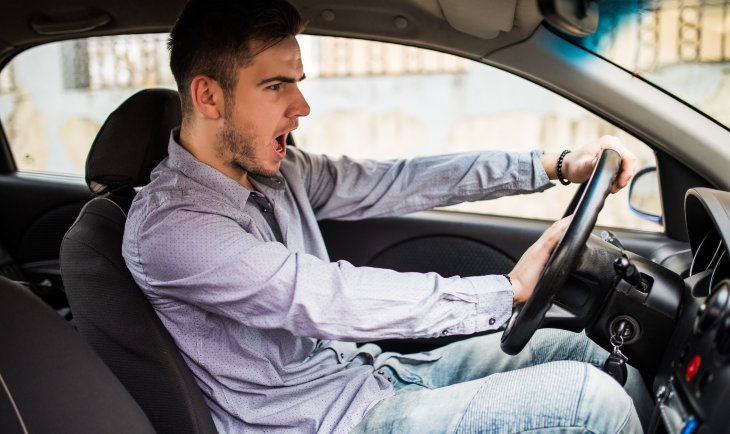 Nervozan čovek u automobilu