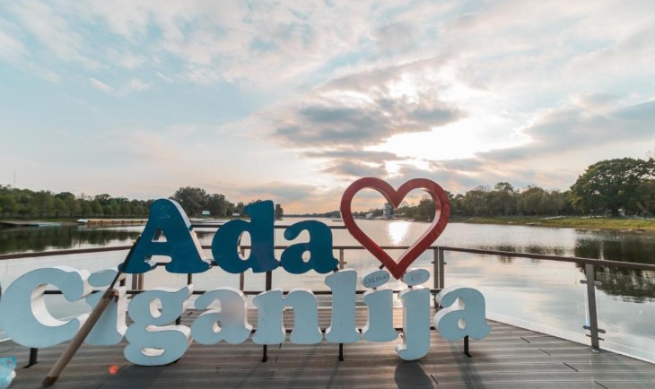 Znak "Ada Ciganlija" na platou ispred jezera