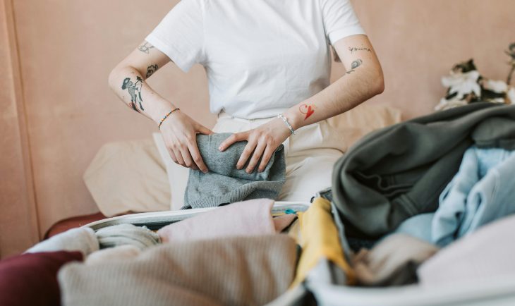 Žena u beloj majici se pakuje za put