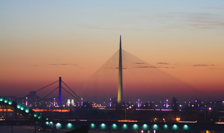 Pogled na most u Beogradu nakon zalaska sunca