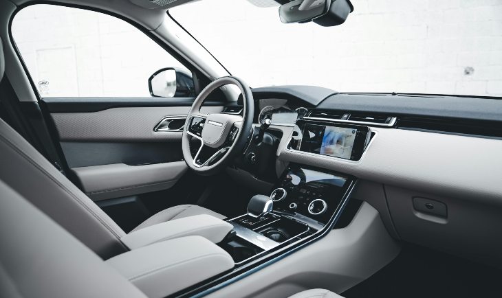 unutrašnjost modernog automobila