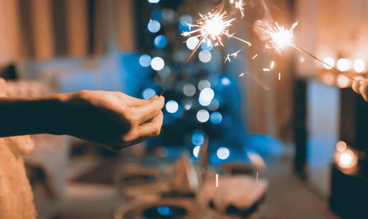 Dve osobe drže po prskalicu.