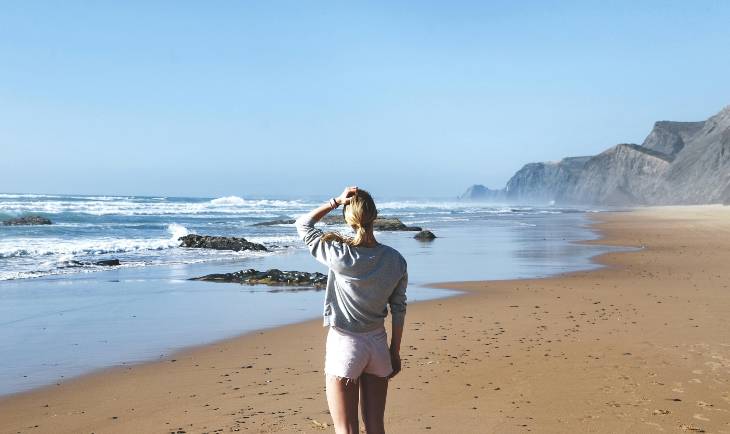 Žena stoji na plaži