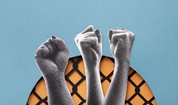 Tri podignute pesnice na crno bele boje na svetlo plavoj površini