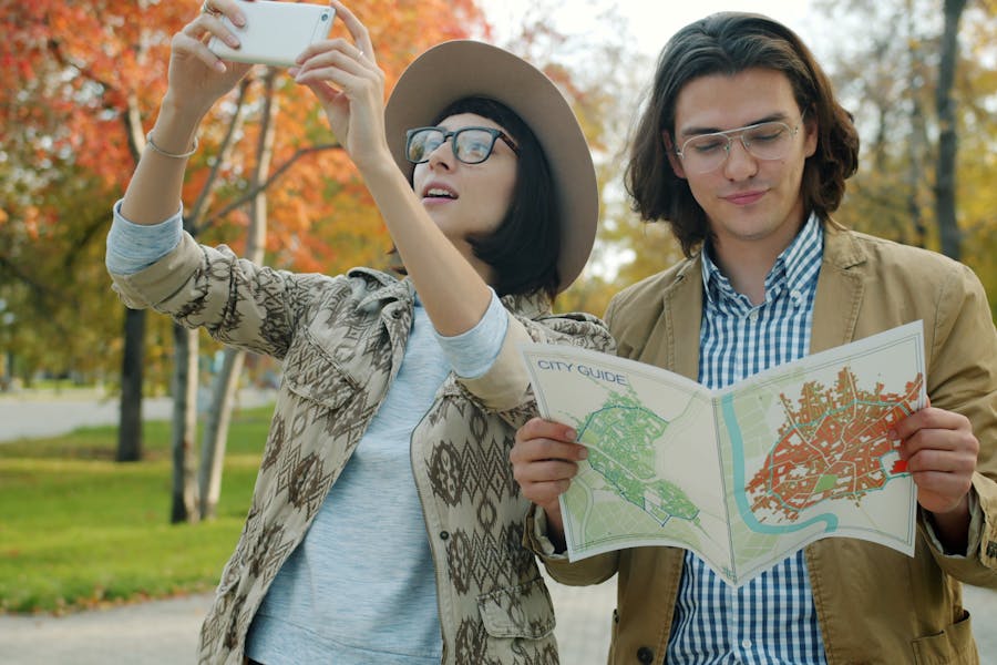 Par gleda mapu grada i šeta parkom