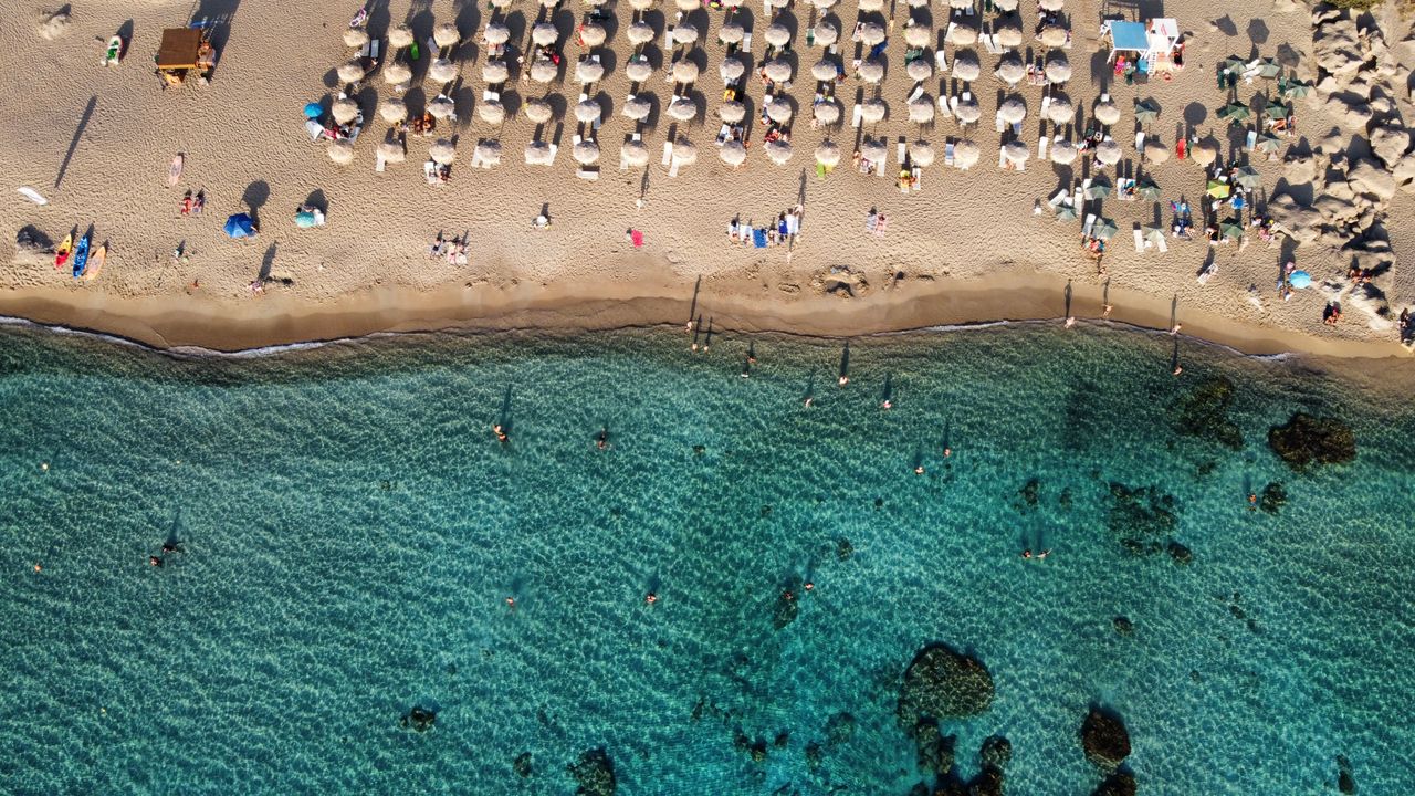 Pogled iz vazduha na prelepu peščanu plažu.