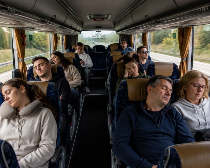 Osobe spavaju u putničkom autobusu