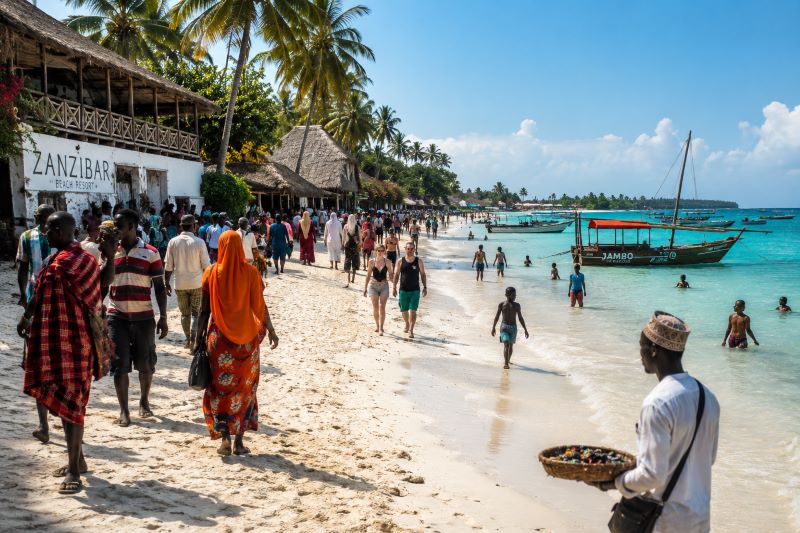 Plaža na Zanzibaru prepuna ljudi