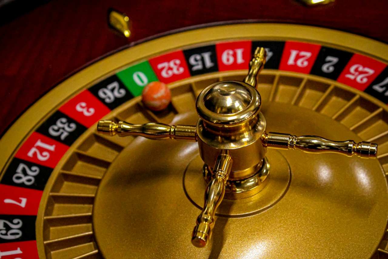 Točak ruleta zlatne boje na stolu